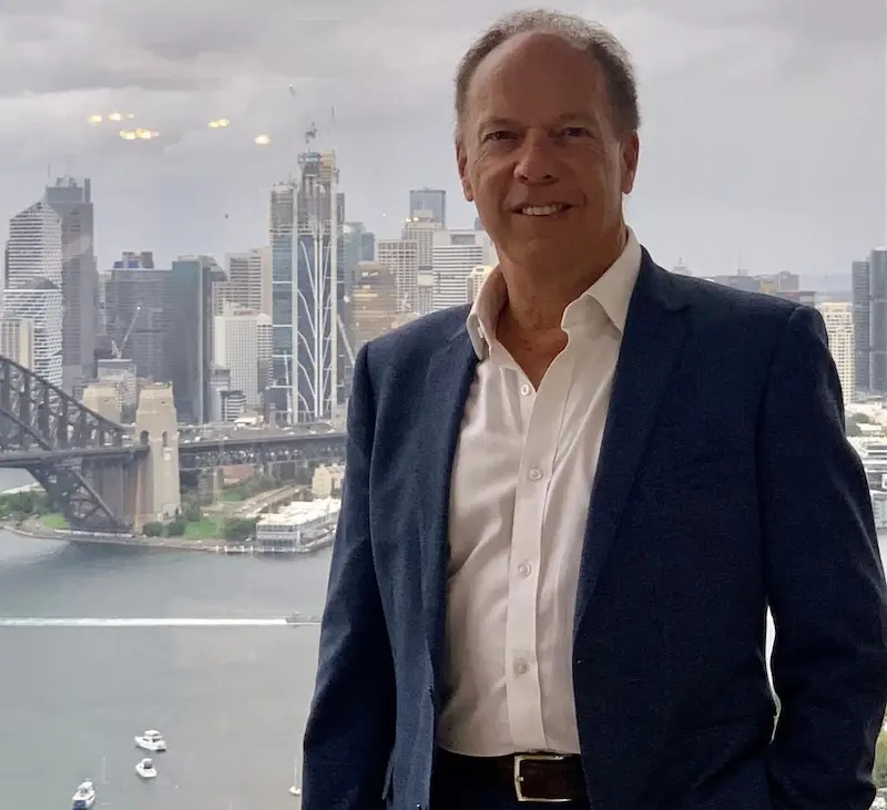 david-abingdon-sydney-italian-residency-scam-author David Abingdon poses with Sydney in background - while being the author of Italian Residency Scam website